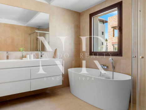 Villa en Benahavís con vistas panorámicas al mar en venta