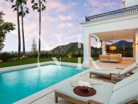 Villa in Los Arqueros with sea views for sale
