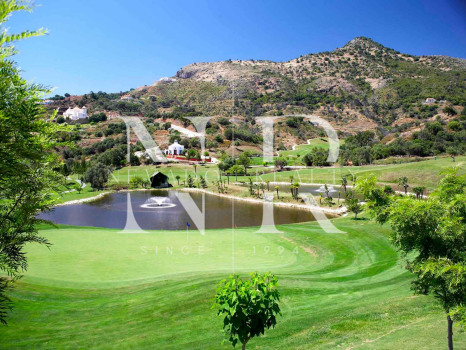 Villa in Los Arqueros with sea views for sale