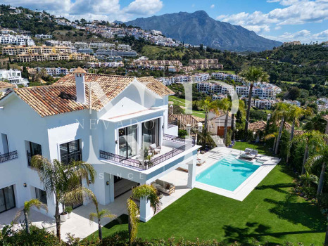 Villa in Los Arqueros with sea views for sale