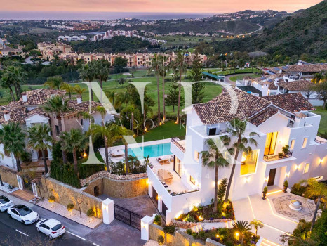 Villa in Los Arqueros with sea views for sale
