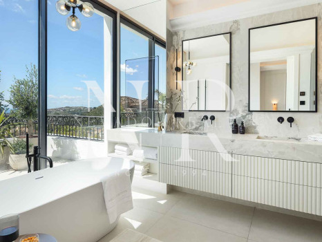 Villa in Los Arqueros with sea views for sale