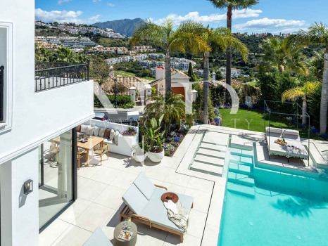 Villa in Los Arqueros with sea views for sale