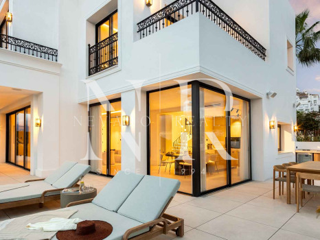 Villa in Los Arqueros with sea views for sale