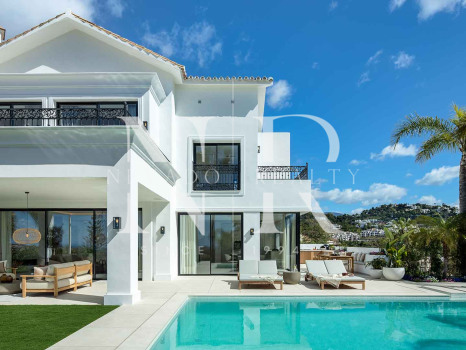 Villa in Los Arqueros with sea views for sale