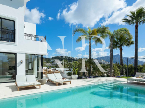 Villa in Los Arqueros with sea views for sale