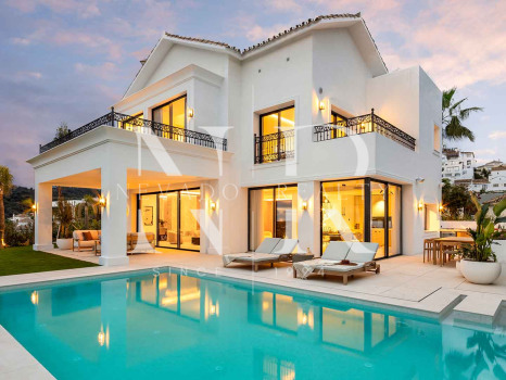Villa in Los Arqueros with sea views for sale