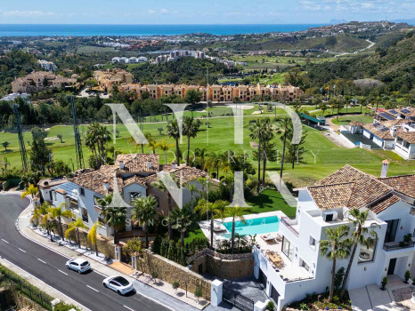 Villa in Los Arqueros with sea views for sale