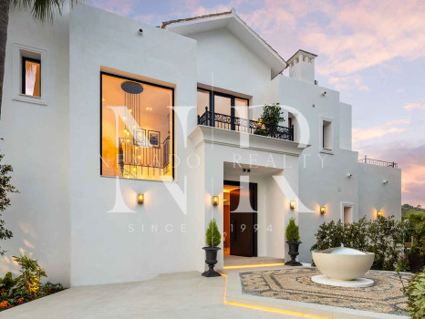 Villa in Los Arqueros with sea views for sale