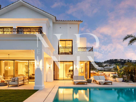 Villa in Los Arqueros with sea views for sale