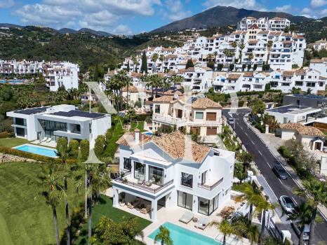 Villa in Los Arqueros with sea views for sale
