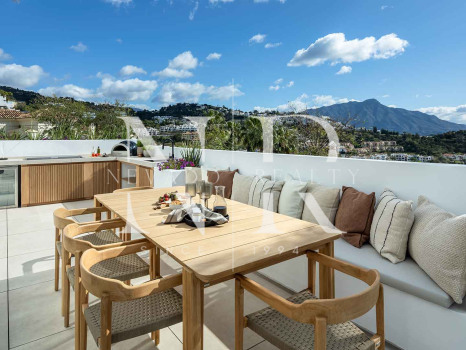 Villa in Los Arqueros with sea views for sale