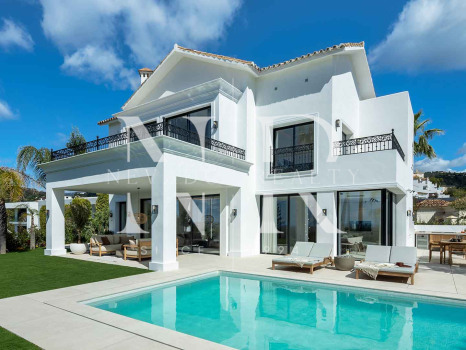 Villa in Los Arqueros with sea views for sale