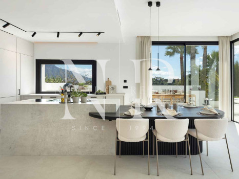 Villa in Los Arqueros with sea views for sale