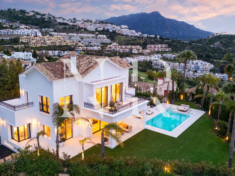 Villa in Los Arqueros with sea views for sale