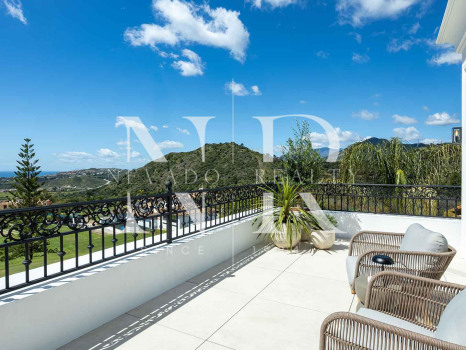 Villa in Los Arqueros with sea views for sale