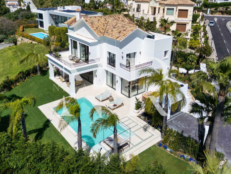 Villa in Los Arqueros with sea views for sale