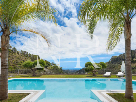 Villa en Urbanización El Madroñal con vistas panorámicas al mar en venta