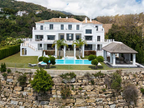 Villa en Urbanización El Madroñal con vistas panorámicas al mar en venta