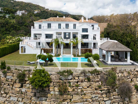 Villa en Urbanización El Madroñal con vistas panorámicas al mar en venta
