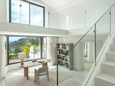 Villa en Urbanización El Madroñal con vistas panorámicas al mar en venta