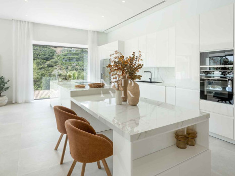 Villa en Urbanización El Madroñal con vistas panorámicas al mar en venta