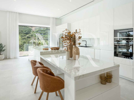 Villa en Urbanización El Madroñal con vistas panorámicas al mar en venta
