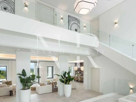 Villa en Urbanización El Madroñal con vistas panorámicas al mar en venta