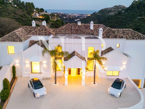 Villa en Urbanización El Madroñal con vistas panorámicas al mar en venta