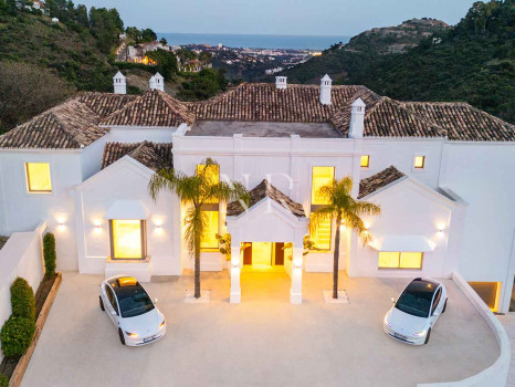Villa en Urbanización El Madroñal con vistas panorámicas al mar en venta