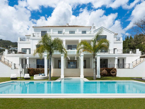 Villa en Urbanización El Madroñal con vistas panorámicas al mar en venta