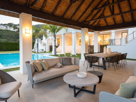 Villa en Urbanización El Madroñal con vistas panorámicas al mar en venta