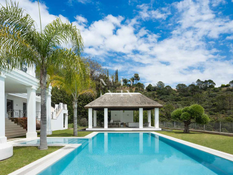 Villa en Urbanización El Madroñal con vistas panorámicas al mar en venta