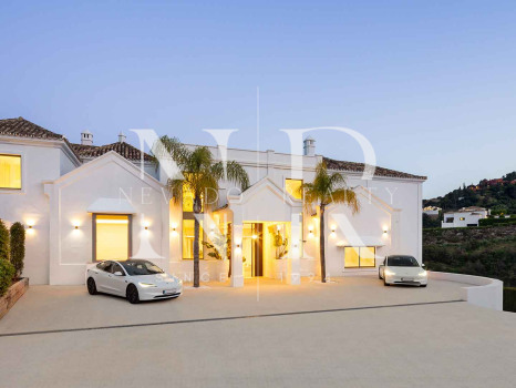 Villa en Urbanización El Madroñal con vistas panorámicas al mar en venta