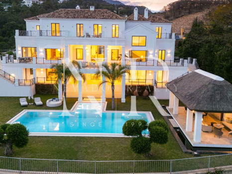 Villa en Urbanización El Madroñal con vistas panorámicas al mar en venta