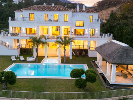 Villa en Urbanización El Madroñal con vistas panorámicas al mar en venta