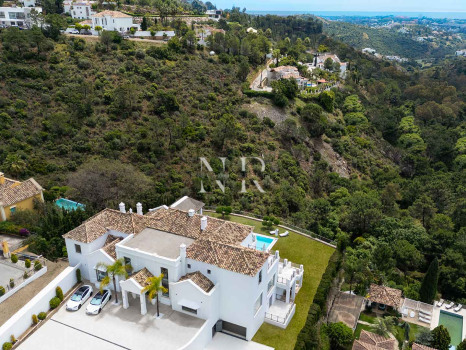 Villa en Urbanización El Madroñal con vistas panorámicas al mar en venta
