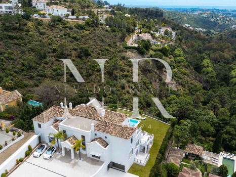 Villa en Urbanización El Madroñal con vistas panorámicas al mar en venta