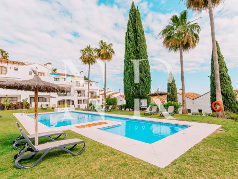 Maison mitoyenne à vendre dans le lotissement El Alto avec vue panoramique sur la mer