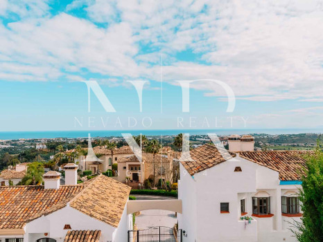 Maison mitoyenne à vendre dans le lotissement El Alto avec vue panoramique sur la mer