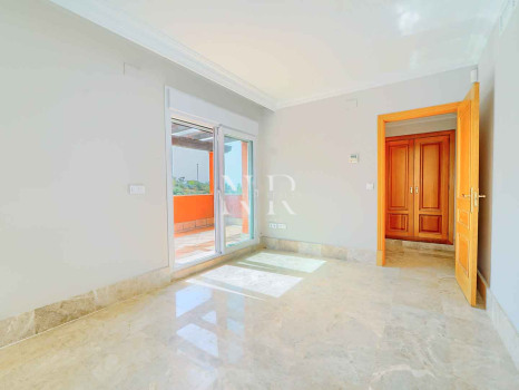 Villa independiente en Urbanización Santa Clara en primera linea de golf en venta.