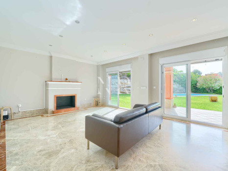 Villa independiente en Urbanización Santa Clara en primera linea de golf en venta.