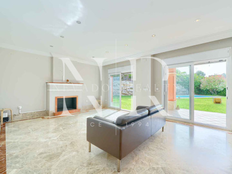 Villa for sale in the Santa Clara golf development on the front line of the golf course