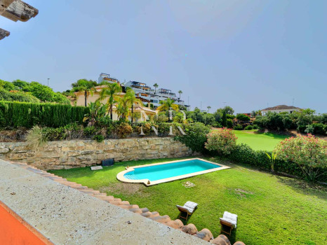 Villa independiente en Urbanización Santa Clara en primera linea de golf en venta.