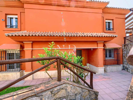 Villa independiente en Urbanización Santa Clara en primera linea de golf en venta.
