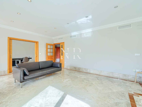Villa independiente en Urbanización Santa Clara en primera linea de golf en venta.