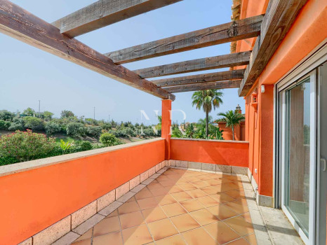 Villa independiente en Urbanización Santa Clara en primera linea de golf en venta.