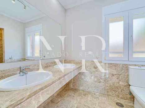 Villa for sale in the Santa Clara golf development on the front line of the golf course
