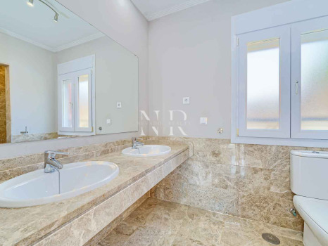 Villa independiente en Urbanización Santa Clara en primera linea de golf en venta.