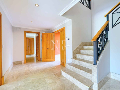 Villa independiente en Urbanización Santa Clara en primera linea de golf en venta.